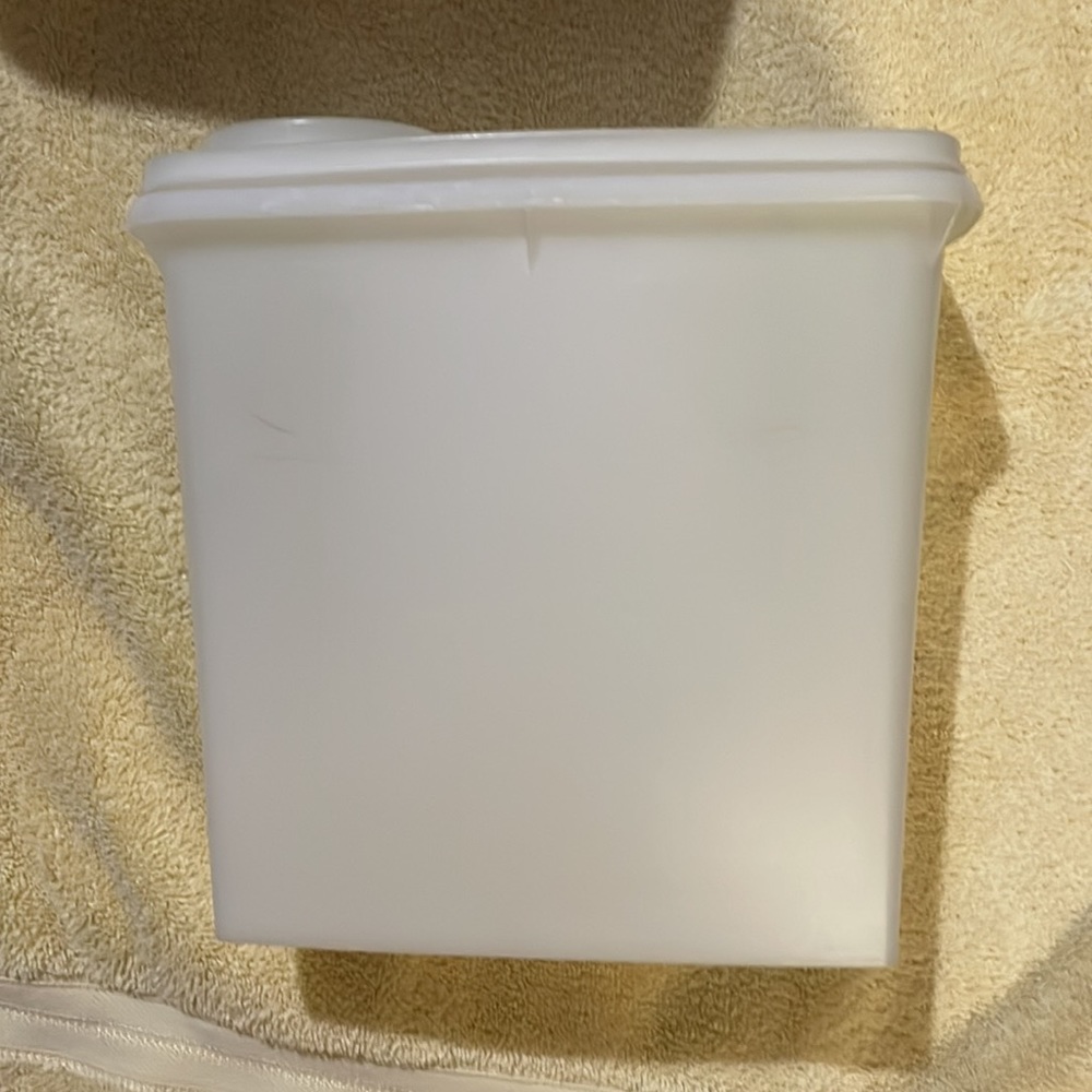 Tupperware - Picture 3 of 8